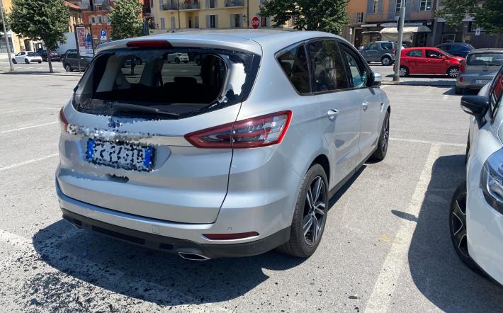 Sassi contro le auto in piazza Ellero: ivoriano a processo. Gridava: «Mi hanno rubato l’anima»