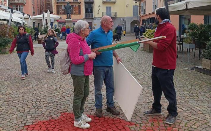 Mondovì, macchia rossa di fronte al Comune: “Simboleggia il sangue dei bambini versato a Gaza”