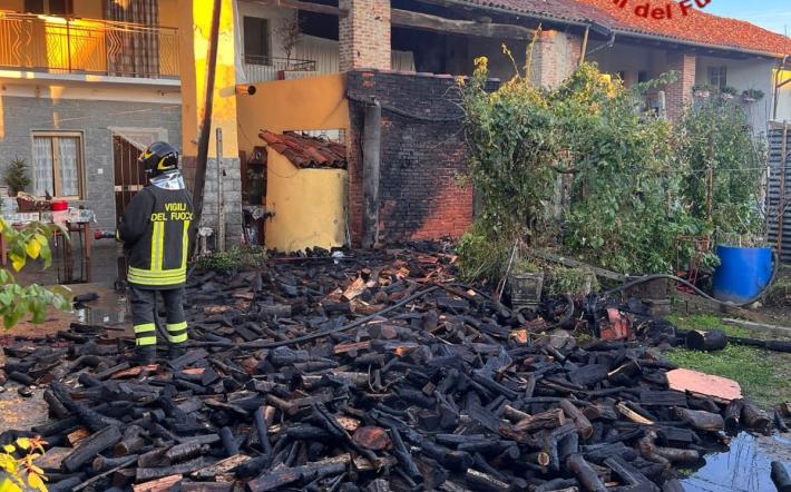 Carru’: in fiamme una legnaia 