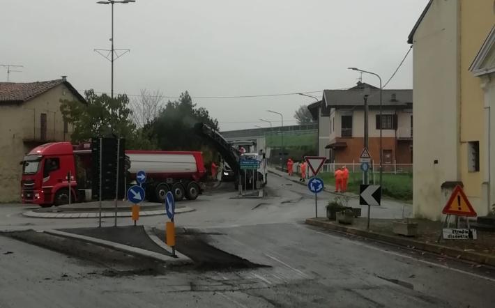 Niella: la Provincia asfalta la strada presso la rotonda dei campi sportivi