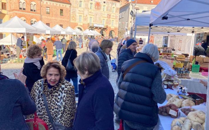 "Cavoli Tuoi", Mondovì si veste d'autunno con i prodotti di qualità. Dalle 12,30 la distribuzione delle zuppe in piazza Maggiore. LE IMMAGINI DI STAMATTINA