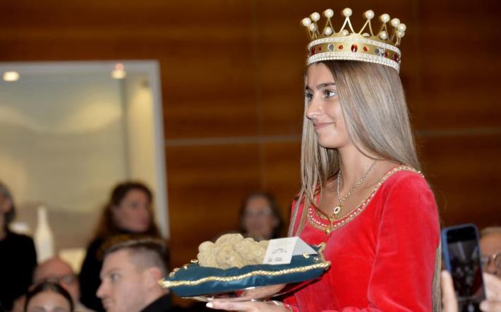 Asta del Tartufo 2023: l’esemplare da record l’ha consegnato ai battitori Valentina Nastasi di Piozzo
