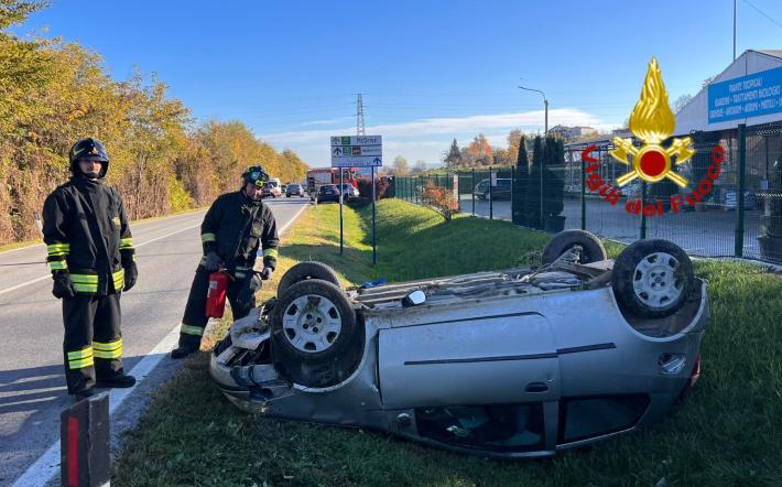 Auto fuori strada alle porte di Mondovì: illesa la conducente 