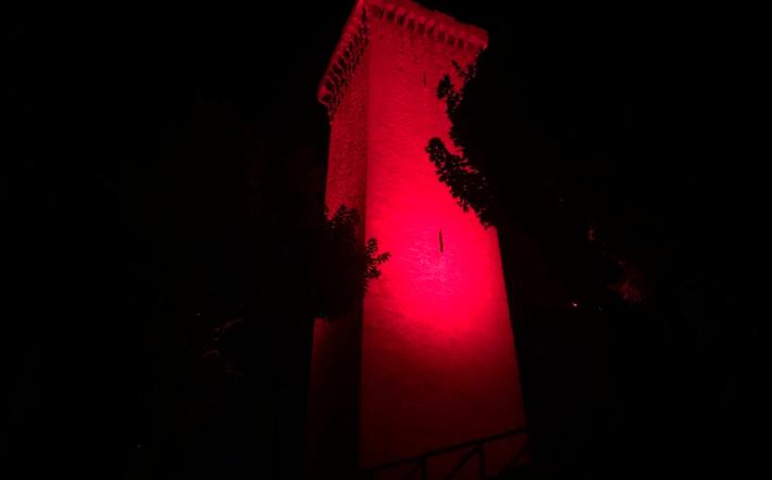 Murazzano: la torre medievale e mulino a vento tornano a colorarsi di rosso contro la violenza sulle donne