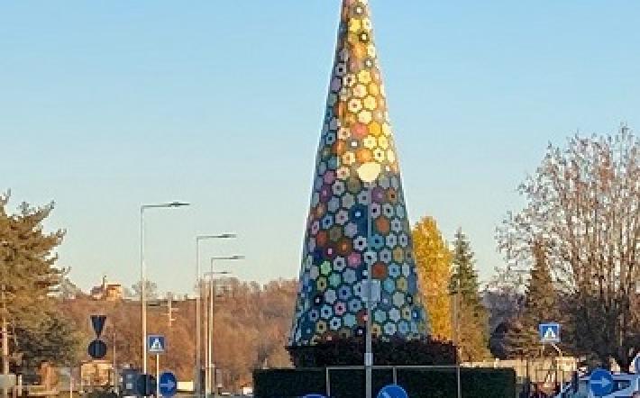 Pianfei: montato il grande albero di Natale
