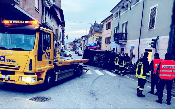 Incidente al semaforo di Crava: autista del furgone incastrato nell’abitacolo