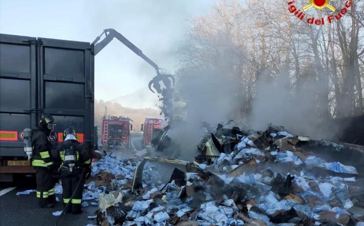 Ancora in corso labonifica del rimorchio in fiamme sulla A6
