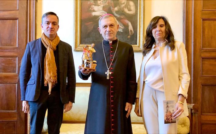 Mondovì: statuina del presepe al vescovo da Confartigianato e Coldiretti