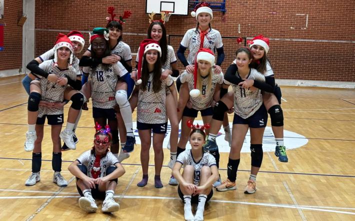 la formazione Mon.Vi. Bam Lpm Rossa Under 13 dei coach Viola, Bastiera e Peirone in tenuta natalizia