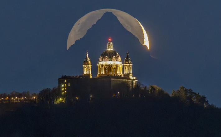 Superga, il “nostro” Monviso, e la Luna: scatto perfetto anche per la Nasa