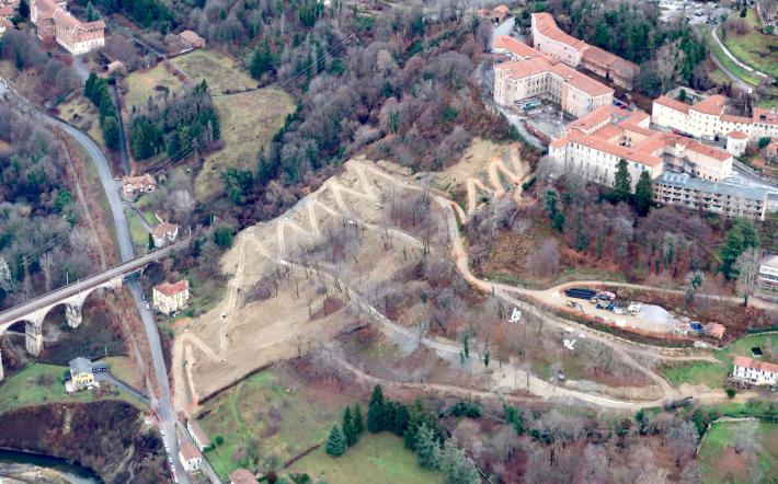 Rendis, i lavori sulla collina di Piazza: s’intravedono i camminamenti