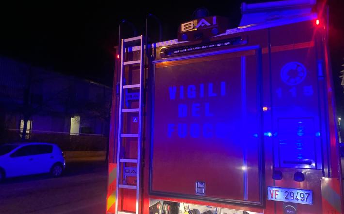 Mondovì: lampione a fuoco in corso Europa, rapida m ssa in sicurezza a cura dei vigili del fuoco 