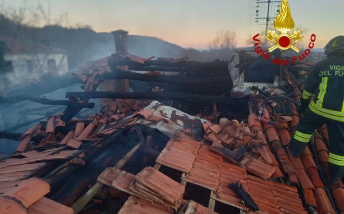 Monastero di Vasco: incendio di un tetto, intervento dei vigili del fuoco