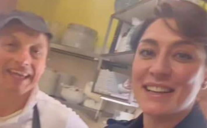 La conduttrice tv Elisa Isoardi alla scoperta delle bellezze di Dogliani Castello