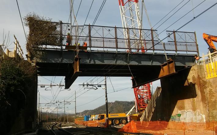 Lavori al cavalcaferrovia di San Michele: iniziata la rimozione del vecchio impalcato