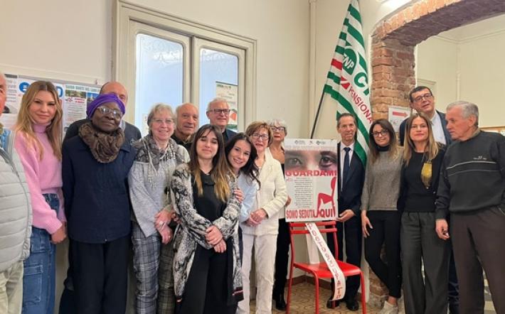 Mondovì: un sedia rossa per diventare invisibili