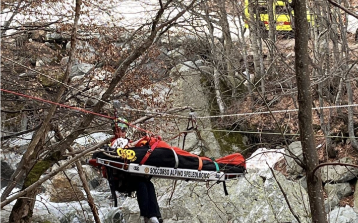 Val Corsaglia: trauma toracico e collasso polmonare, escursionista salvato in grotta