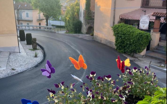 Dogliani: Castello si colora grazie alle allegre farfalle del Centro Diurno “Nucci Banfi”