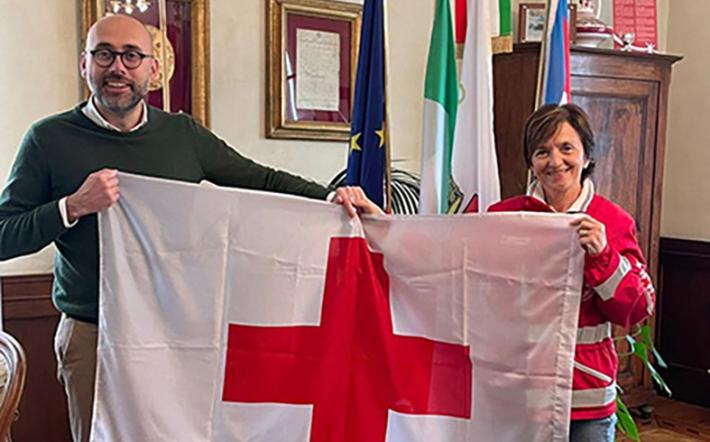 Mondovì: bandiera della Croce Rossa in Comune