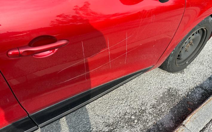 Mondovì, raid dei vandali: portiere delle auto rigate