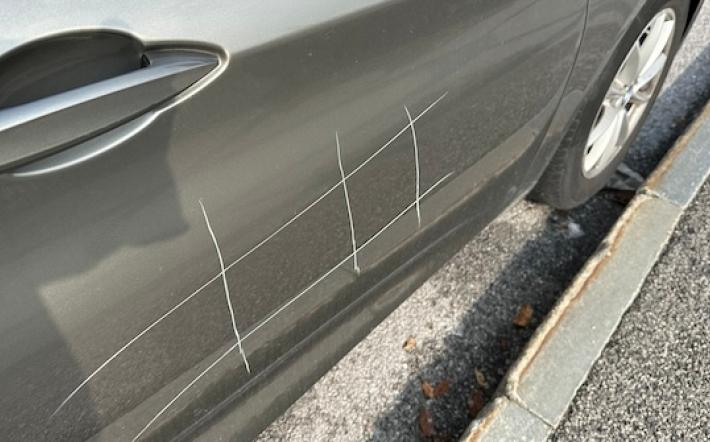 Vandalismi sulle auto a Mondovì: oltre 60 denunce accertate e i volantini per “la resa dei conti”