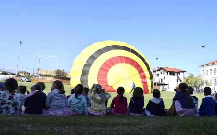 I bambini della scuola dell'Infaznzia di Castelletto Stura in volo (vincolato) con capitan John Aimo