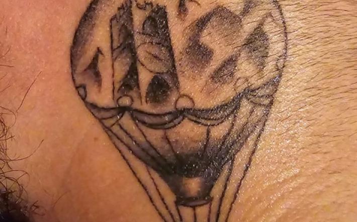 Australiano prende il brevetto da pilota di mongolfiere a Mondovì e si tatua la Torre del Belvedere sul collo