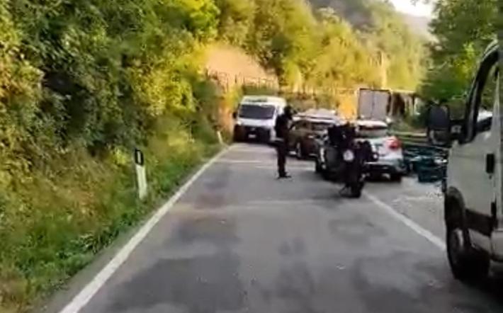 Incidente a Bagnasco: camion perde carico di bottiglie d’acqua, code sulla statale 