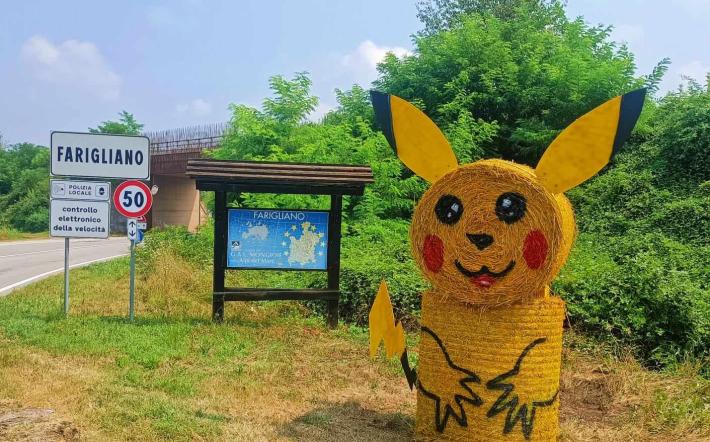 C’è Pikachu all’ingresso di Farigliano, è il grande ritorno dell’Artista Misterioso 