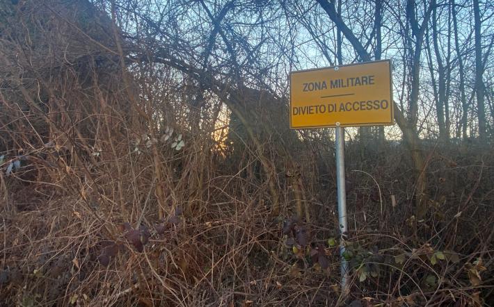 Mondov&igrave;: per il Demanio militare via Tiro a Segno non esiste. Cos&igrave; nessuno interviene per la &ldquo;zona militare&rdquo; piena di rovi, sterpaglie e nascondiglio per malintenzionati