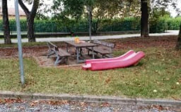 Trinità: danneggiato il parco giochi in via Roma