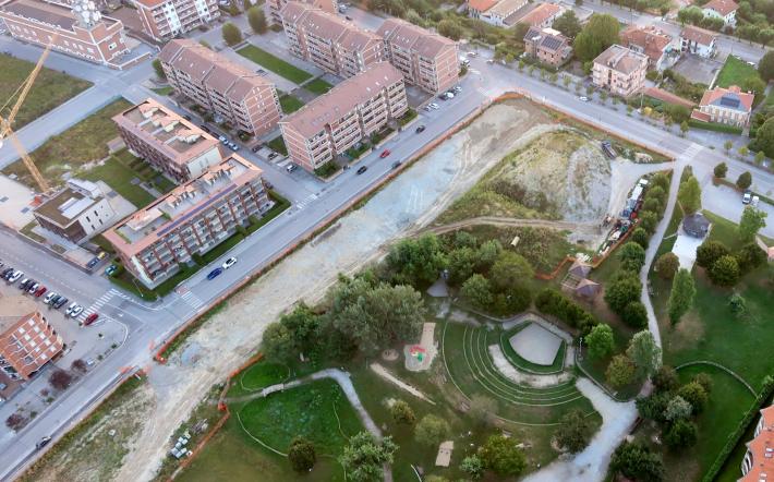 Cantiere di Parco Europa: scompare il “buco”, resta la montagna di terra. Ditta interessata a rimuovere i residui 