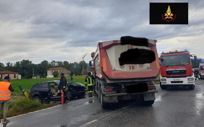 Mondov&igrave;: scontro tra auto e camion, due feriti