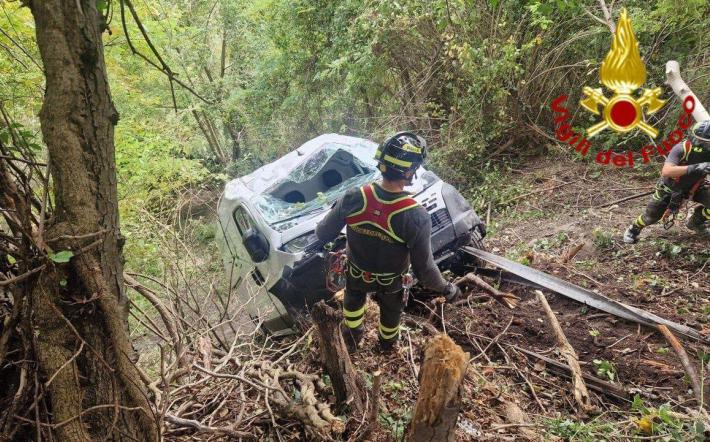 Mondovì, furgone giù dalla scarpata: la foto dei vigili del fuoco