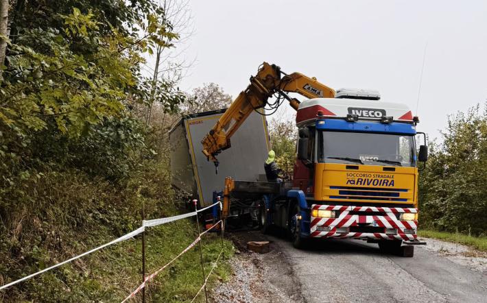 Garessio: mezzo pesante segue navigatore e si blocca sulla strada della Colma