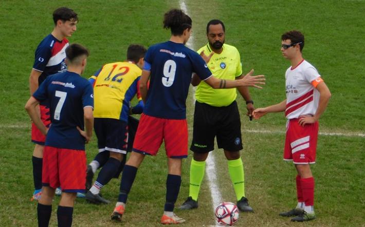 Dieci minuti di ritardo per dire no alla violenza nel calcio