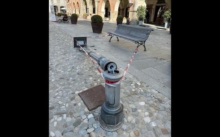 Mondovì, piazza Maggiore: palo della “pubblica” abbattuto da un furgone in manovra