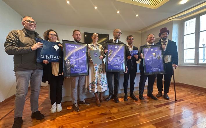 Presentato "GINITALY" in programma 7 e 8 dicembre, anteprima dell'evento di giugno 2025. Grande albero di Natale (blu ginepro) in piazza Maggiore