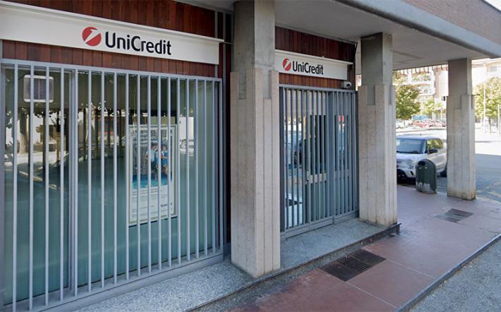 Carr&ugrave;: tentano di far saltare il bancomat dell&rsquo;Unicredit. L&rsquo;arrivo dei carabinieri li mette in fuga