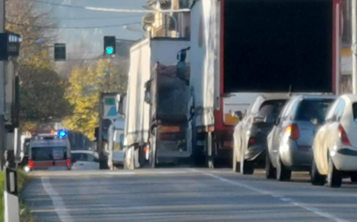 Bagnasco: incidente al semaforo sulla statale28, scontro tra due auto, un ferito