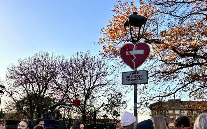 Mondovì: camminata dei Licei (sezione Rondine) contro la violenza sulle donne. Svelati i nuovi cartelli del "1522"