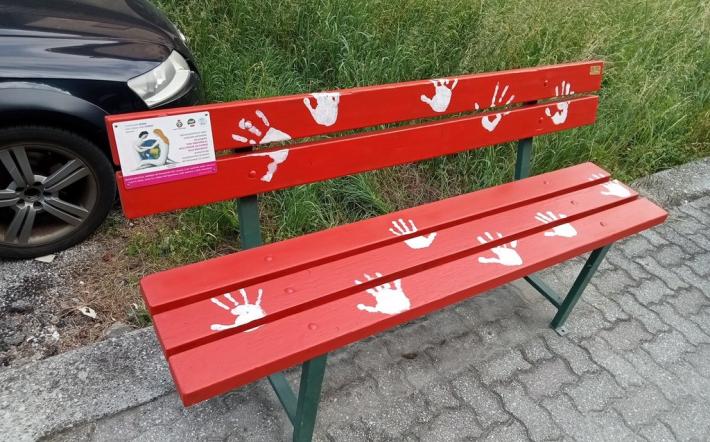 Peveragno: una panchina rossa a Villa Fiorita