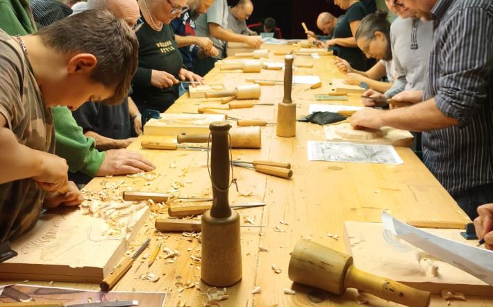 Niella: ultimato il corso di scultura su legno