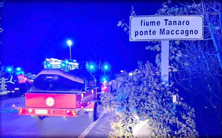 Incidente sulla Fondovalle: una delle due auto finisce nel Tanaro