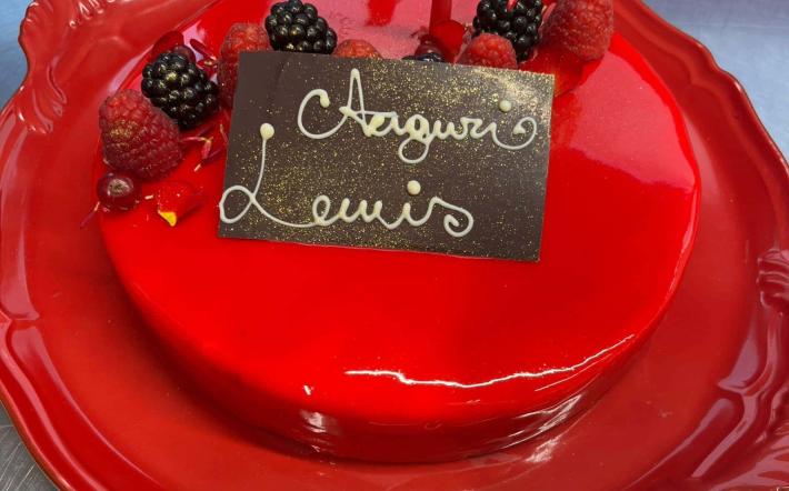 La briagliese Arianna Filippi ha preparato la torta per i 40 anni di Hamilton