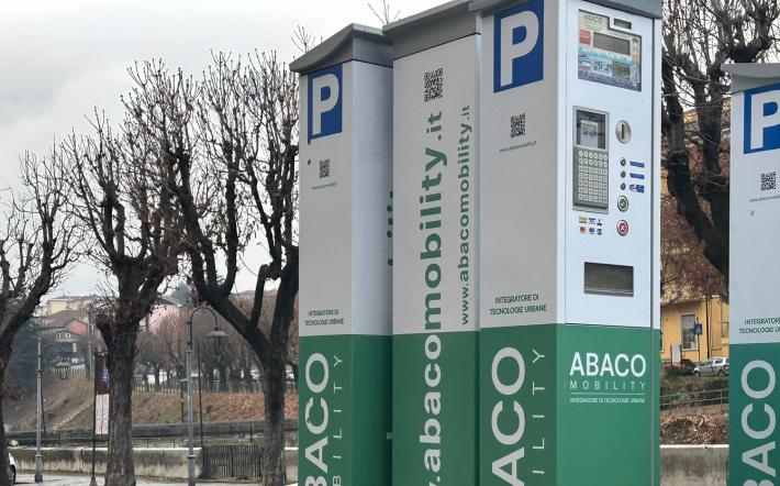 Mondovì: si installano le nuove colonnine per i parcheggi a pagamento. Cambiano le tariffe, sosta con inserimento targa, bancomat e Telepass