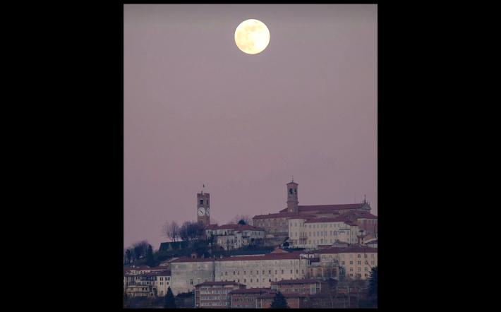 La "maxi luna" su Mondovì Piazza
