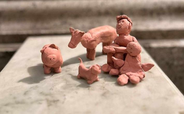 Carrù: la famiglia Rinaldi, con le sue statuine in terracotta, vince il contest di Natale dell’Oratorio