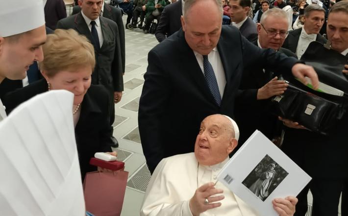 Donata a Papa Francesco una copia del volume “Cartusia Vallis Pisii”