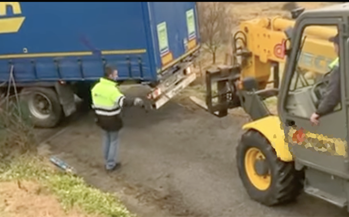 San Michele Mondov&igrave;: autoarticolato resta incastrato in frazione San Paolo